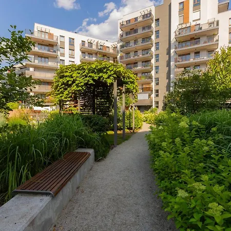 Modern Cinema Experience By Renters アパート